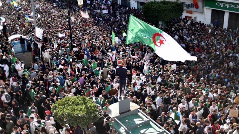 صحف مصر والمغرب العربي: الشعب الجزائري يدعو لمحاسبة الفاسدين